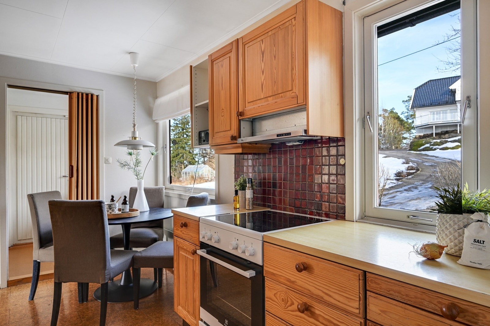 Kjøkkenet har innredning med profilerte fronter. Benkeplaten er av laminat. Det er avsatt plass til kjøl/fryseskap, oppvaskmaskin og stekeovn på kjøkkenet. Galleribilde