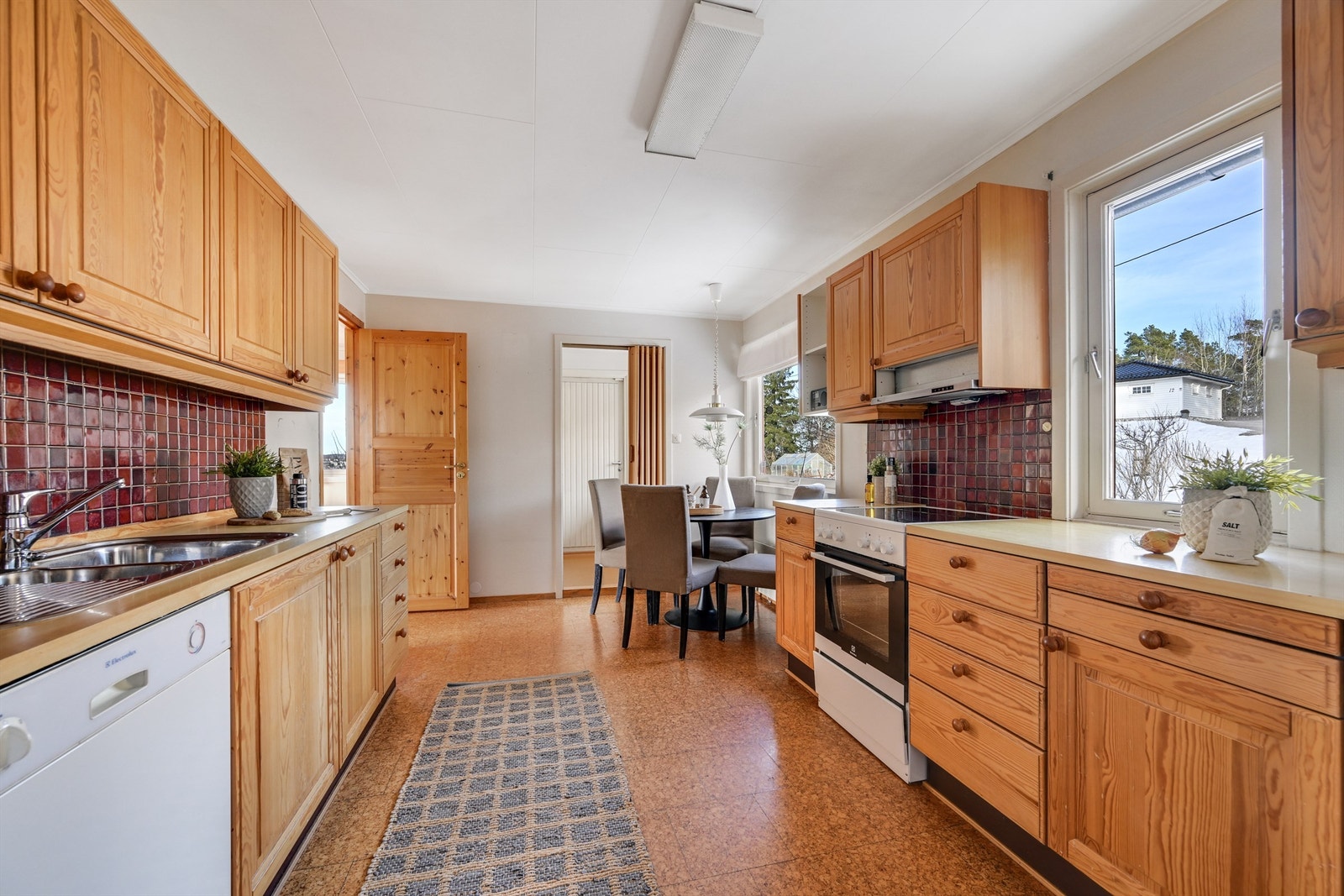 Kjøkkenet er praktisk utformet med naturlig sone til kjøkkenbord. Galleribilde