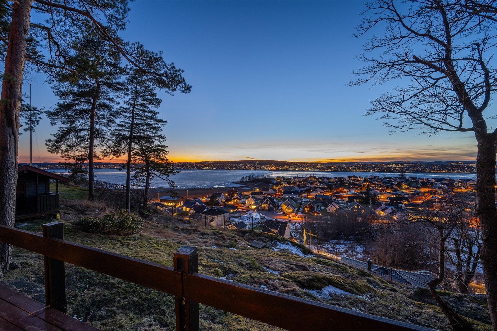 Magisk utsikt over Tønsberg i skumringen - et levende lyslandskap rett utenfor hjemmet. Galleribilde