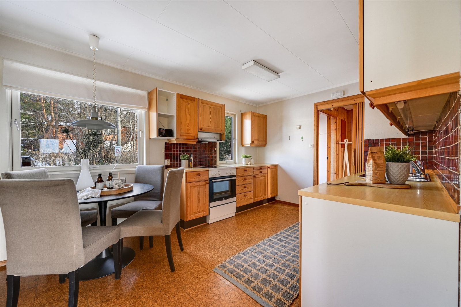 Lyst og praktisk kjøkken med god plass til både matlaging og hyggelige måltider. Galleribilde