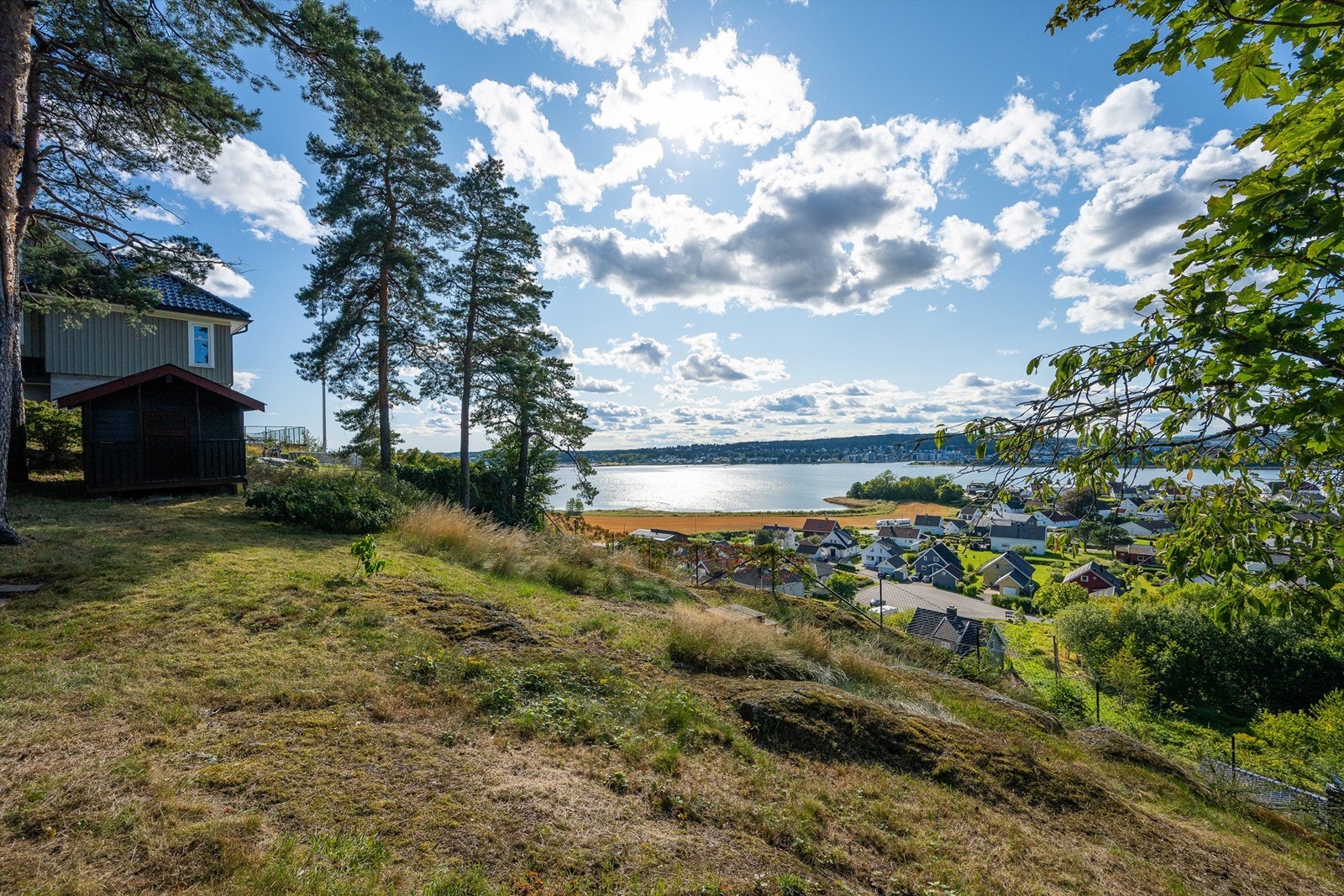 Attraktiv eiendom omgitt av natur og med utsikt som følger deg fra rom til rom. Galleribilde