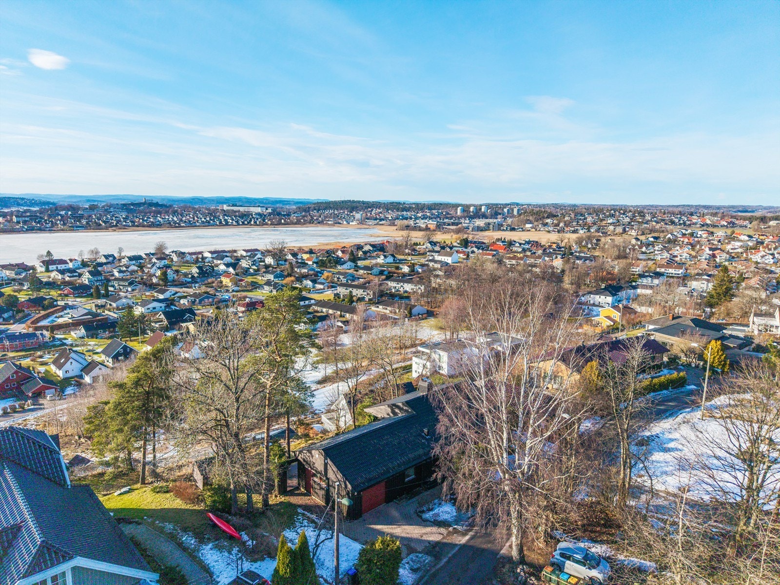 Luftig og attraktiv plassering på Råel med kort vei til både natur og byfasiliteter. Galleribilde