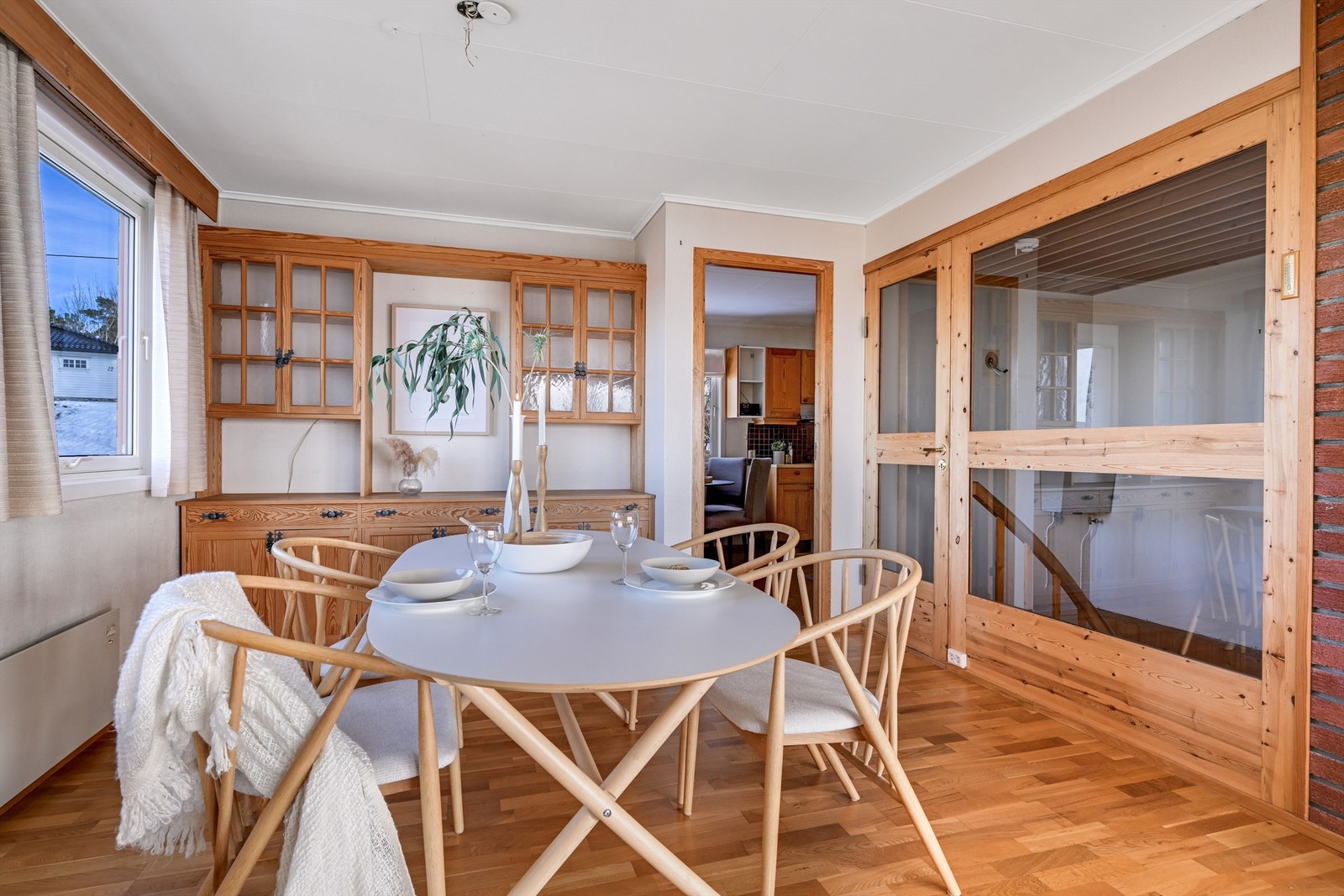 Hyggelig spisegruppe. Adkomst videre inn til kjøkkenet og trapp ned til underetasjen. Galleribilde