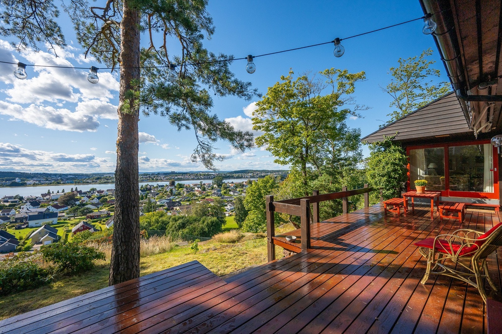 Stor terrasse som åpner hjemmet mot utsikten - perfekt for kaffestunder og selskap. Galleribilde