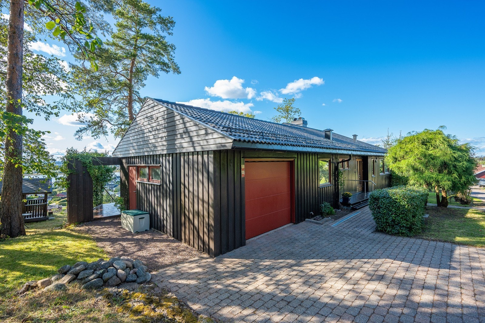 Gårdsplassen er dekket med belegningsstein, som gir et praktisk og pent inngangsparti. Galleribilde