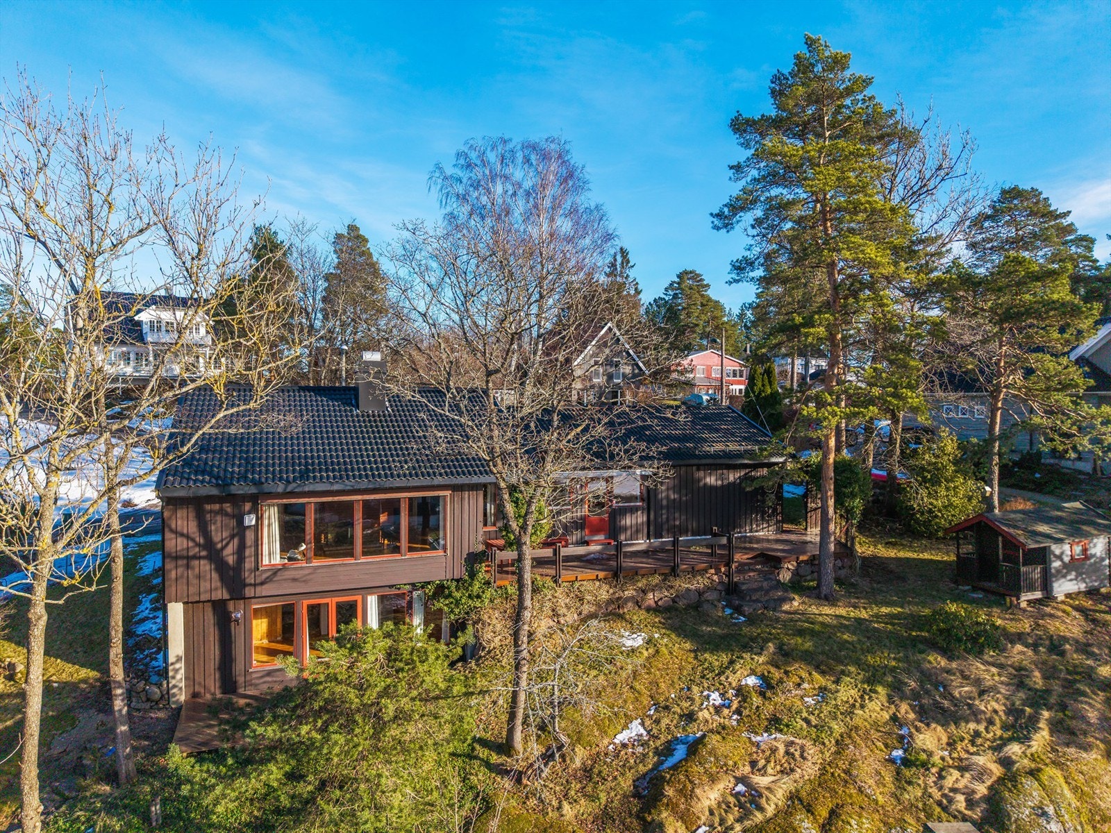Her bor du luftig og skjermet, med strålende solforhold og panorama over fjorden og byens silhuett. Galleribilde