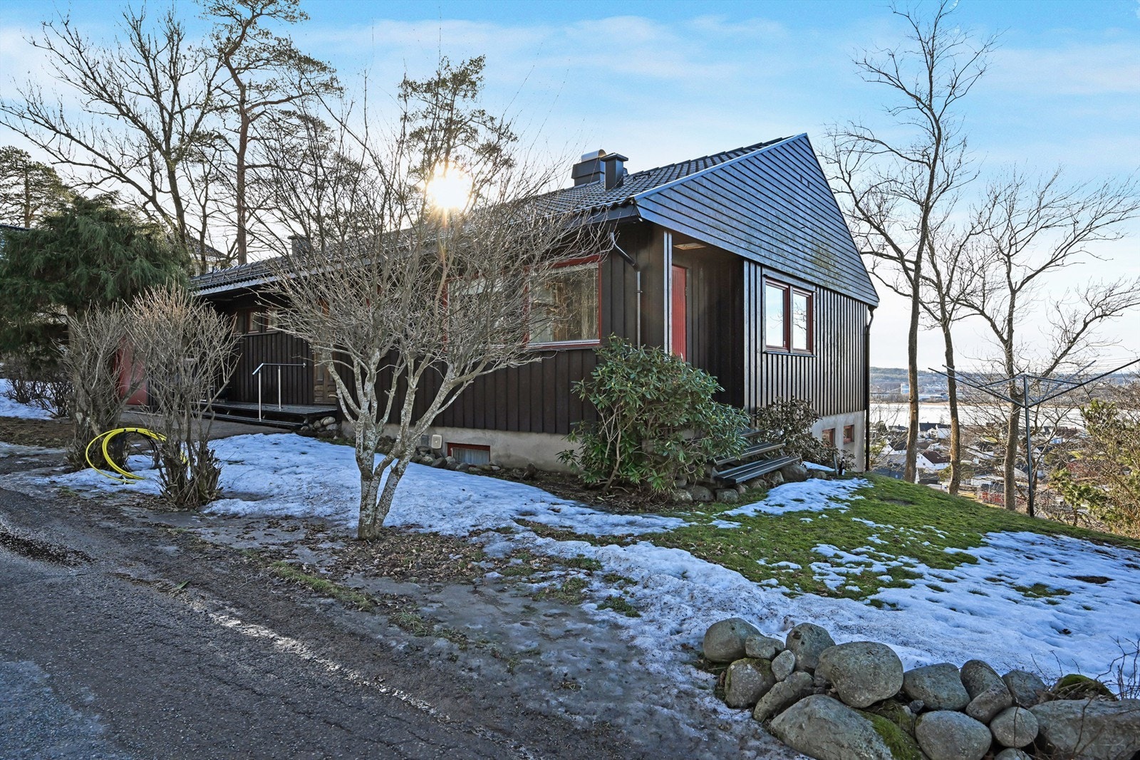 Pent og praktisk inngangsparti med gode parkeringsmuligheter og skjermede omgivelser. Galleribilde