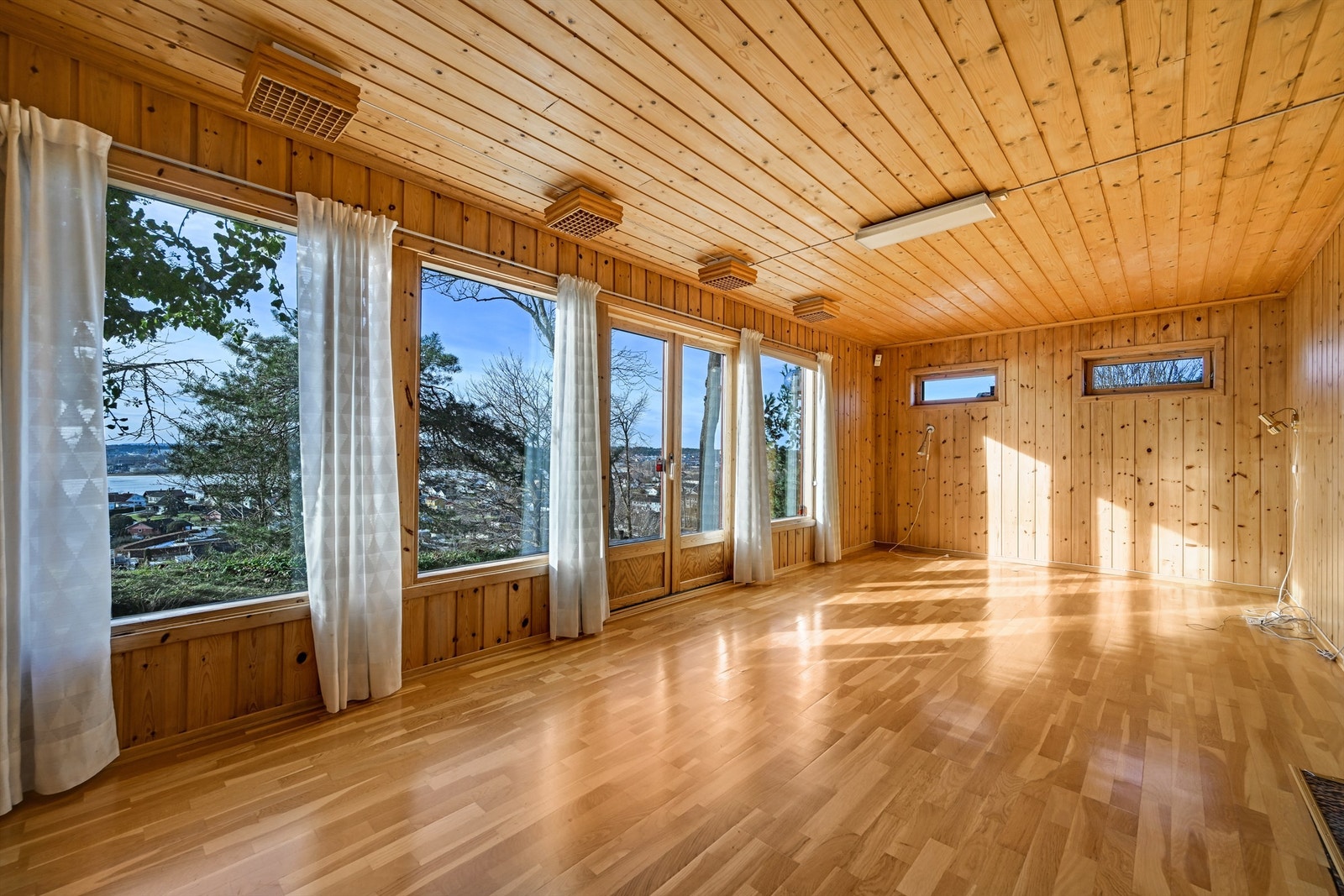 Kjellerstuen fremhever virkelig eiendommens beliggenhet med vakker utsikt og en naturlig atmosfære Galleribilde