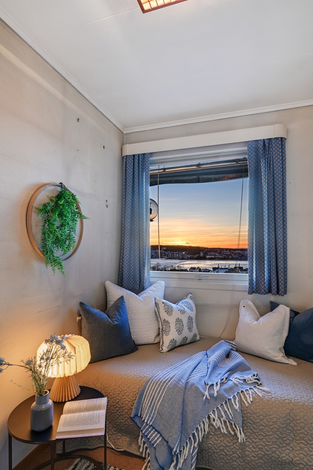 Fantastisk solnedgang. Galleribilde