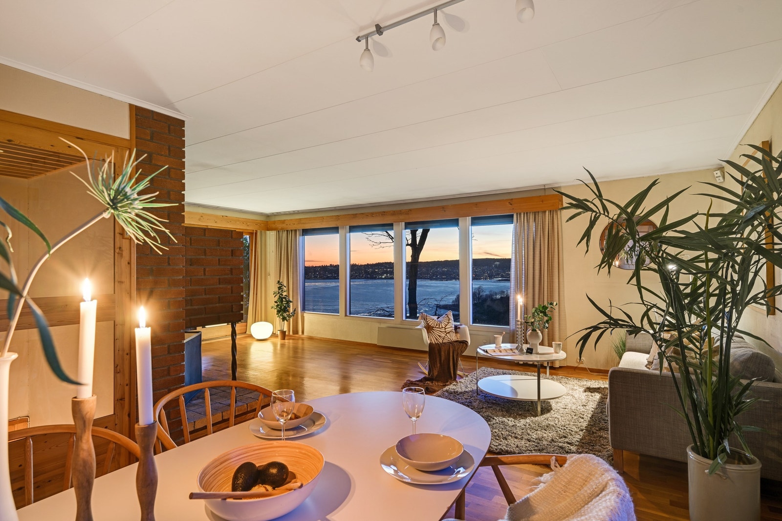 Detaljene i rommet bidrar til en varm og hjemmekjær følelse - et sted som er lett å trives i. Galleribilde