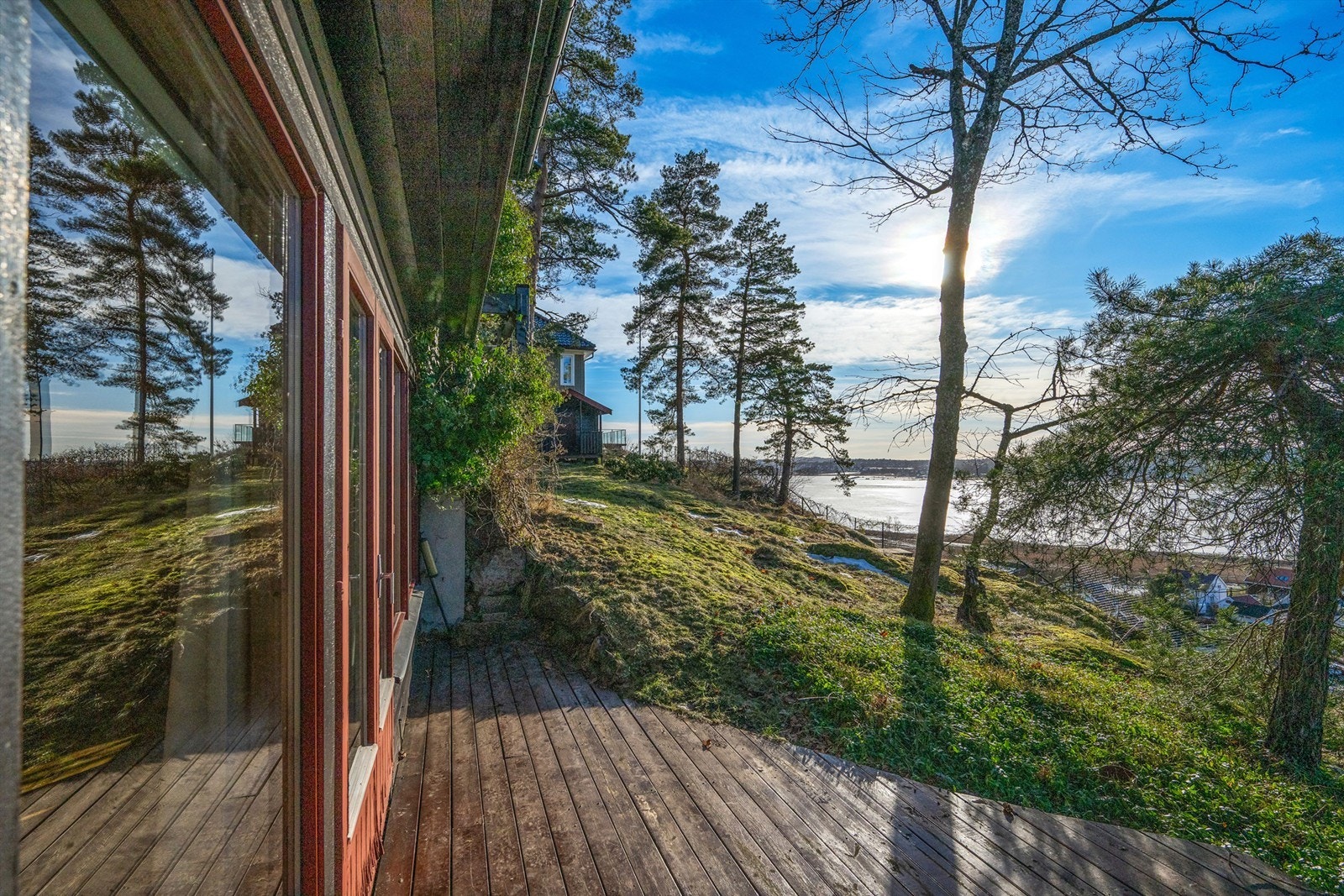 Solrik uteplass. Galleribilde