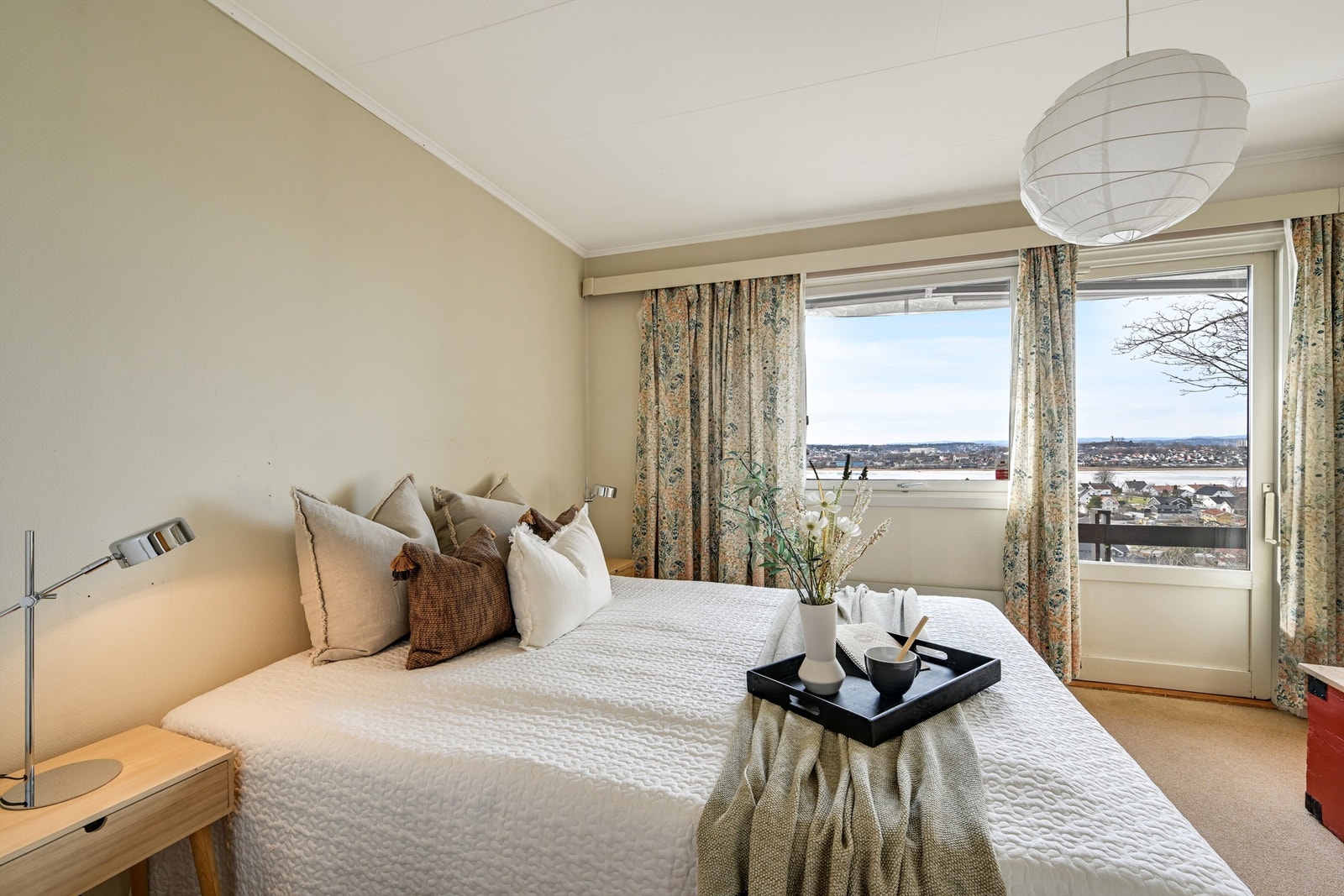 God plass til dobbeltseng og tilhørende møblement. Galleribilde