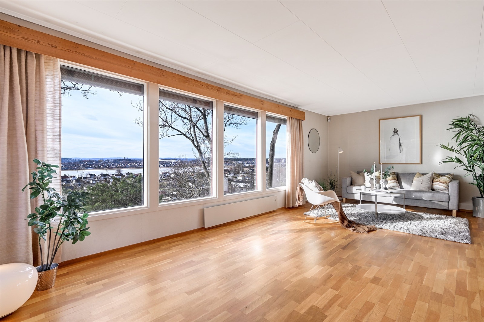 Stuen bader i dagslys fra store vinduer med utsikt du aldri blir lei av. Galleribilde