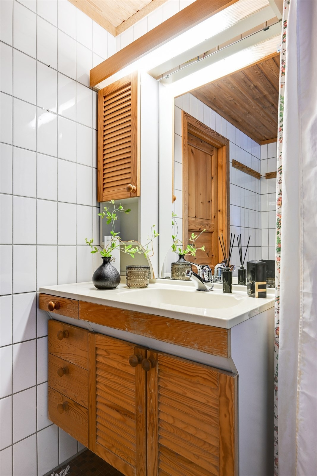 Badet er innredet med badekar, innredning med nedfelt servant og speilskap over servanten. Galleribilde