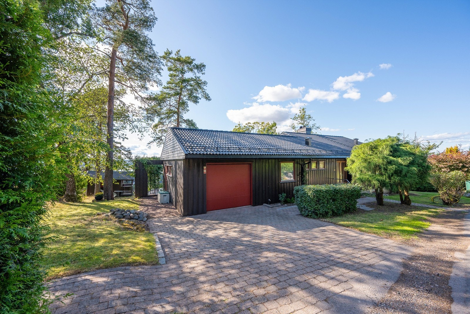 Sjarmerende og velholdt fasade med et stille og etablert bomiljø rundt. Galleribilde