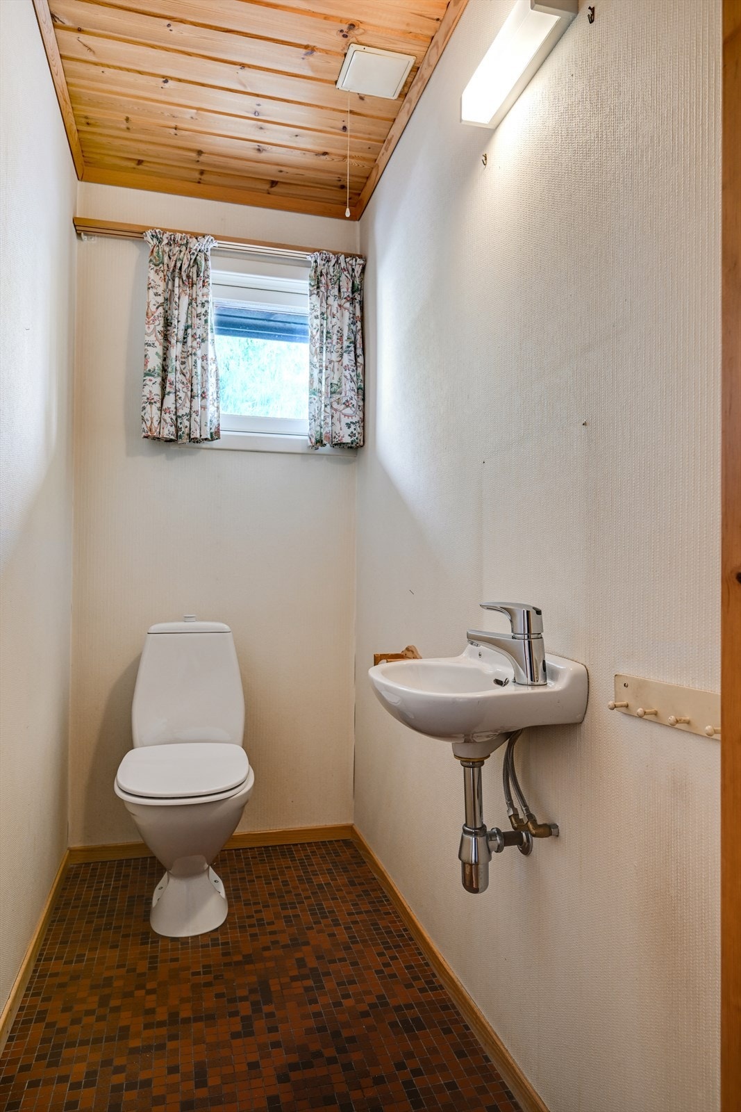 Boligen har eget toalett rom ved siden av badet. Galleribilde