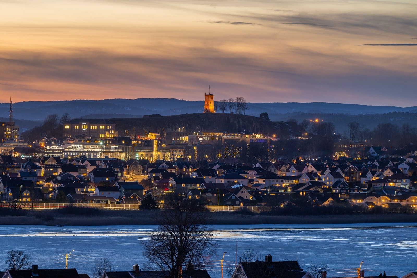 Magisk kveldspanorama med utsikt over fjorden og byens lys. Galleribilde