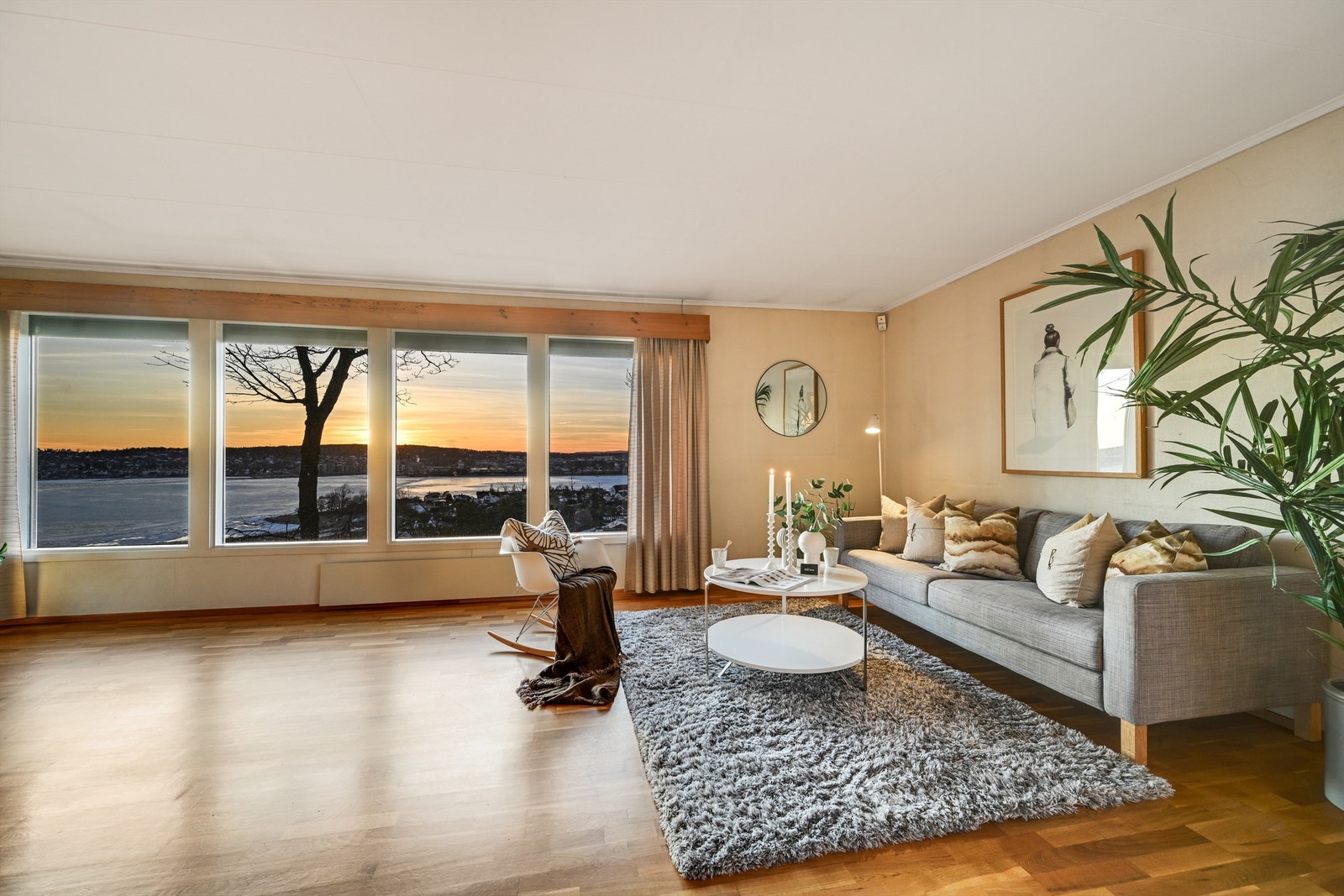 Her finner du et naturlig samlingspunkt i hjemmet - lyst, luftig og harmonisk. Galleribilde