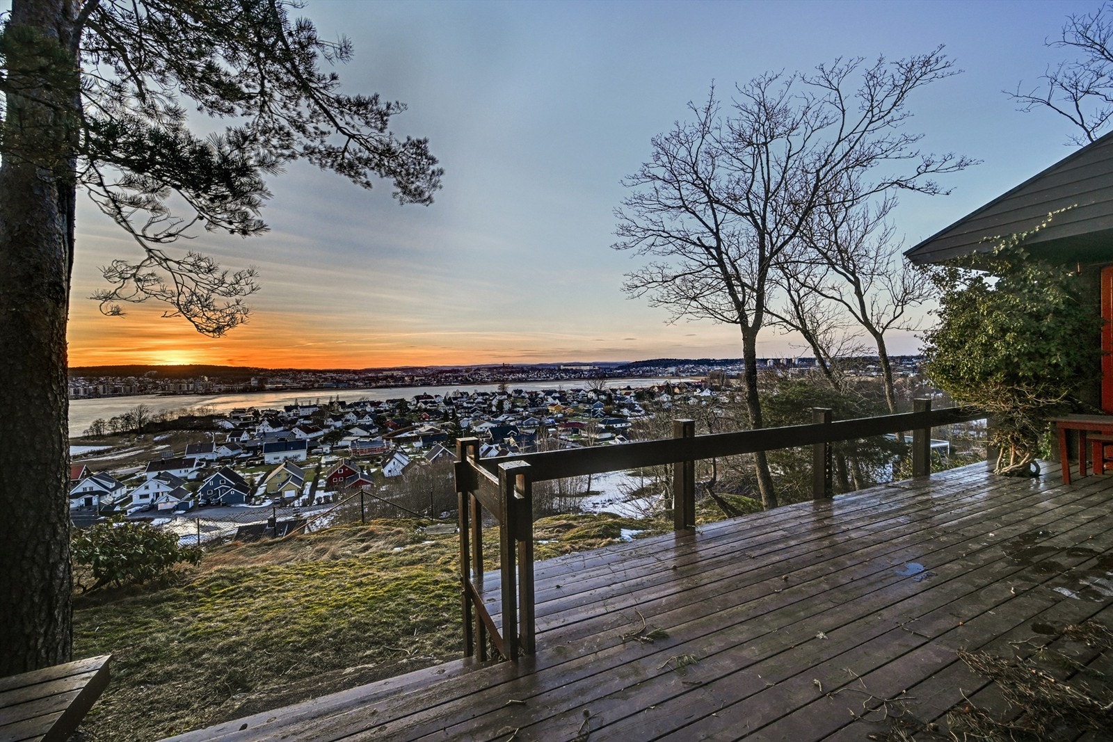 Stemningsfull kveldshygge med fantastisk utsikt over fjorden og byens lys. Galleribilde