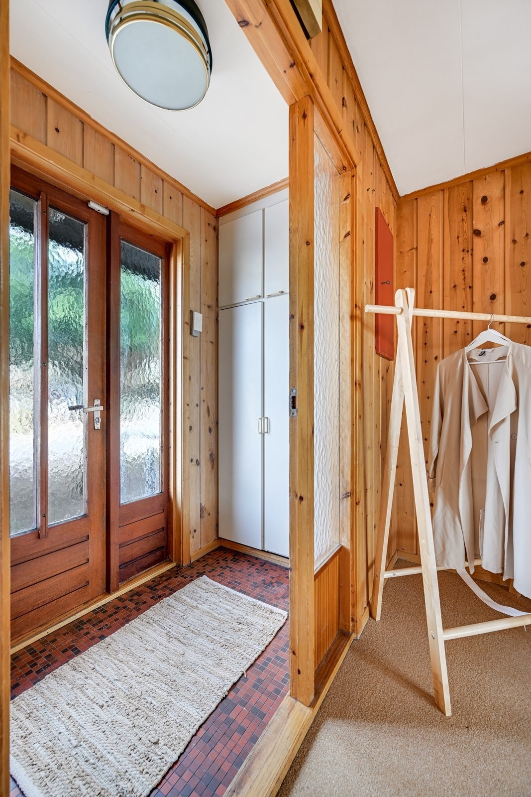 Vindfang med praktisk plassbygget garderobeskap. Galleribilde