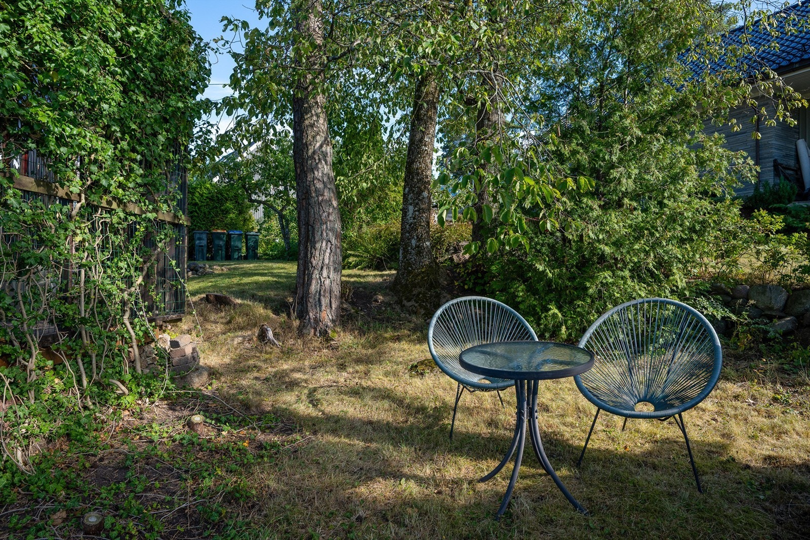 Skjermet hagehjørne - en rolig plass hvor du kan nyte stillhet og grønt rundt deg. Galleribilde
