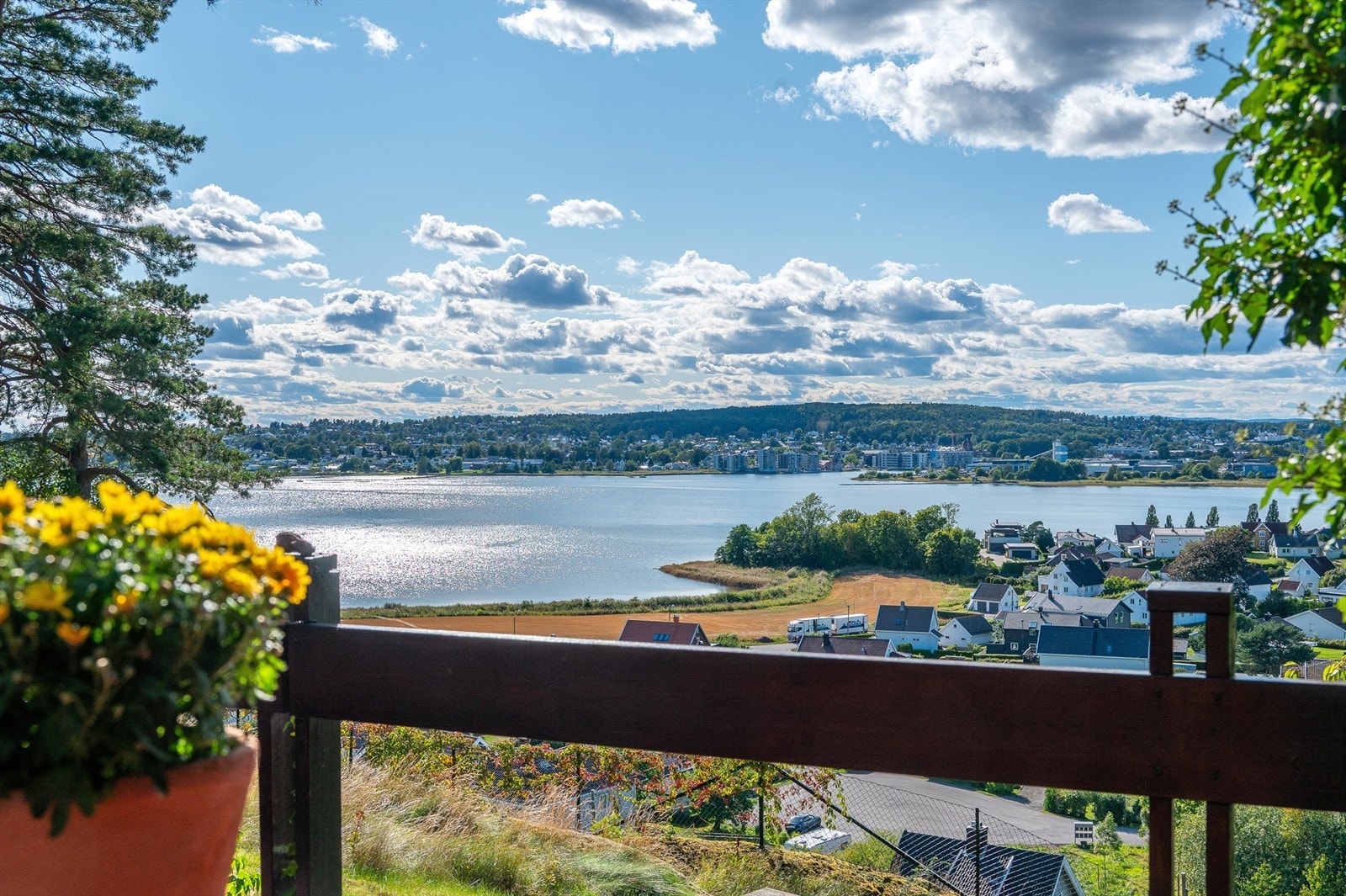 Eksklusiv beliggenhet med uforstyrret utsikt og solrike uteplasser - et hjem for deg som vil bo høyt og fritt. Galleribilde