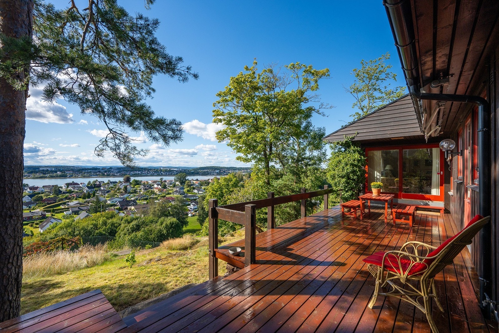 De solrike terrassene er et perfekt sted for å nyte utendørslivet, med spektakulær utsikt over fjorden og omgivelsene. Galleribilde