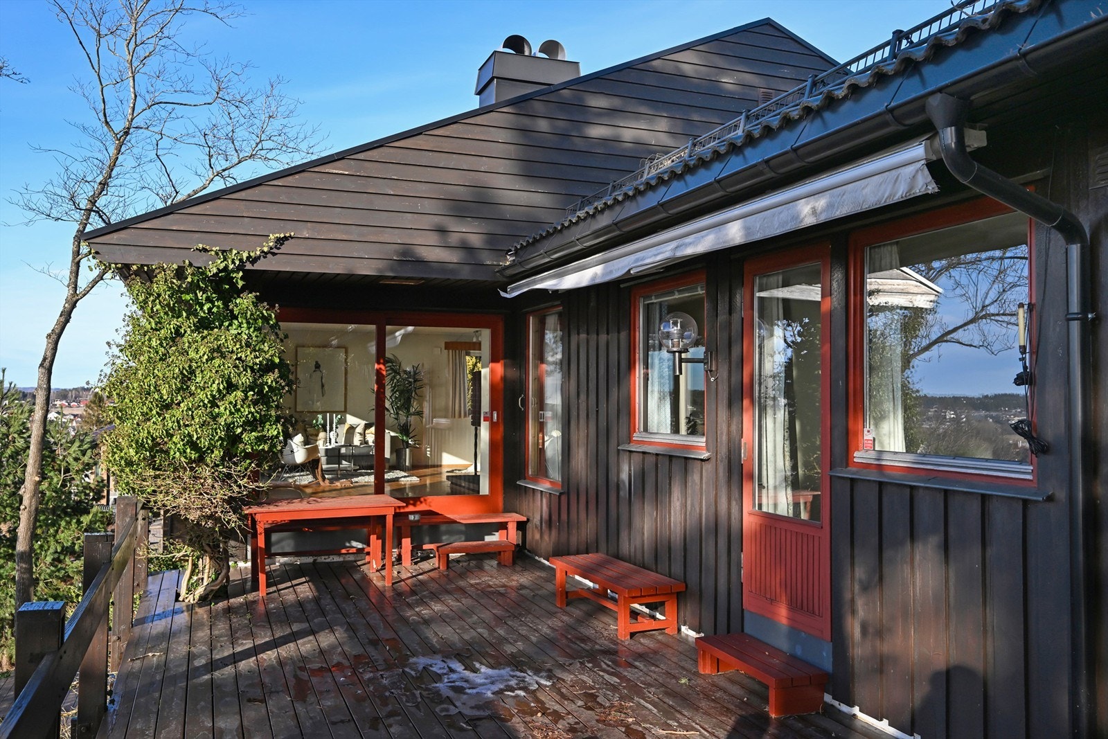 Hyggelig og lun uteplass med fantastisk utsikt over fjorden året rundt. Galleribilde