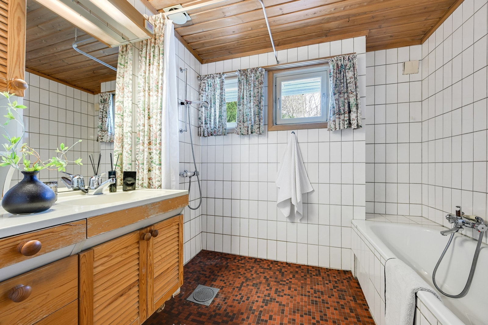 Romslig baderom med både dusj og badekar, perfekt for deg som ønsker litt ekstra komfort i hverdagen. Galleribilde