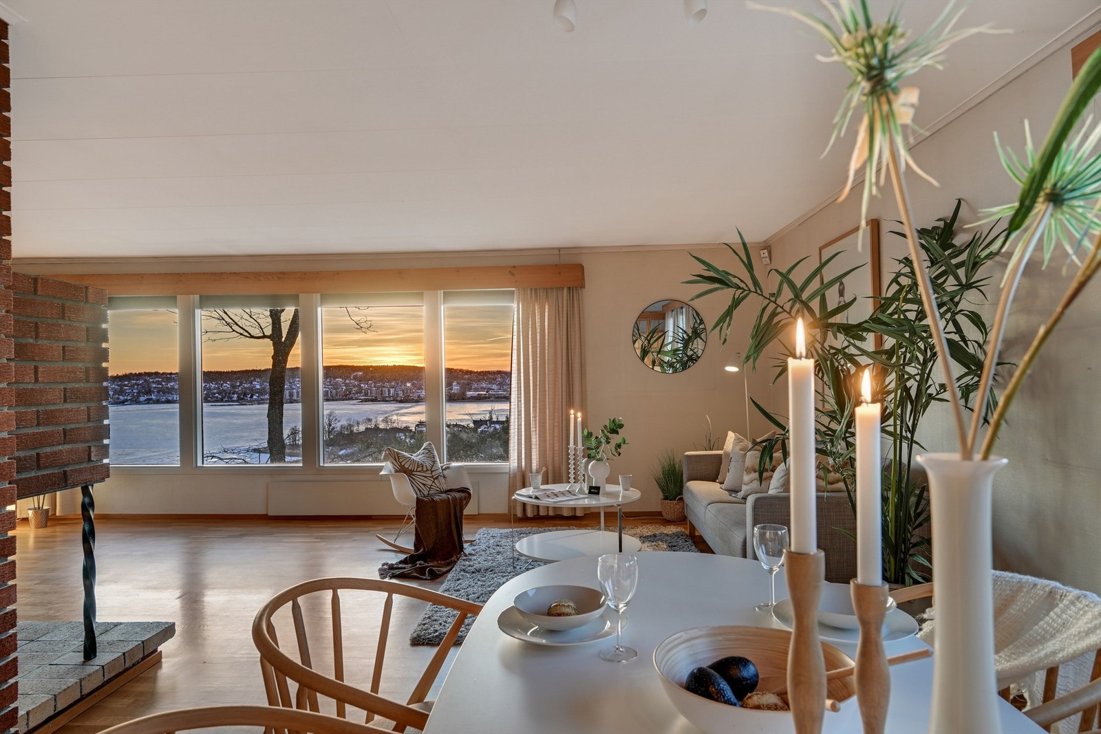 Her finner du naturlige soner for både sofagruppe, spisebord og en egen liten lesekrok. Galleribilde