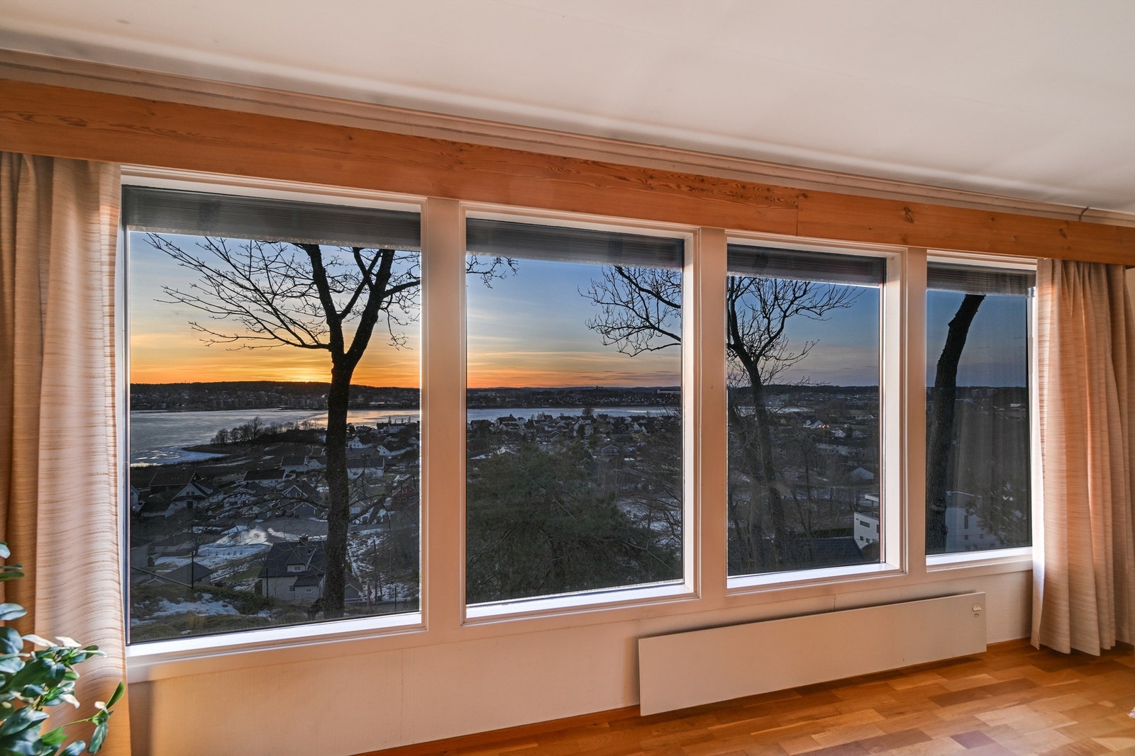 Her slipper naturen inn gjennom vinduene og skaper en lun atmosfære. Galleribilde