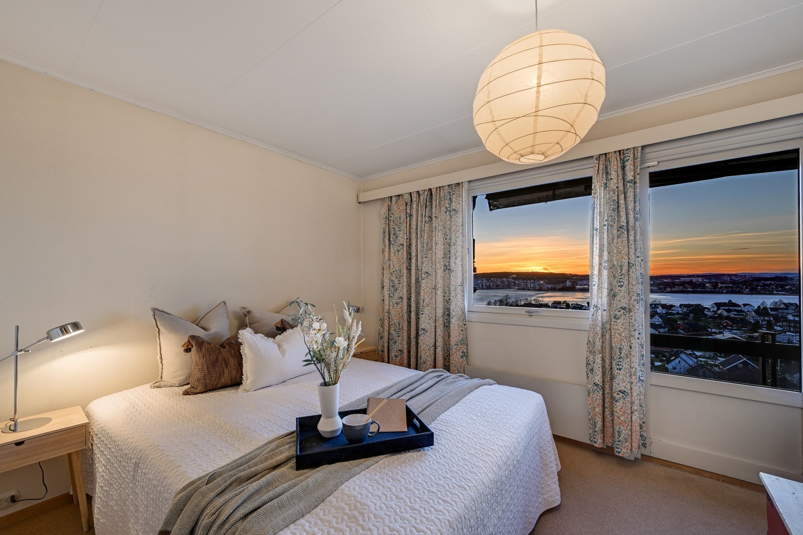 Lyst og innbydende soverom med store vindusflater og flott utsikt. Galleribilde