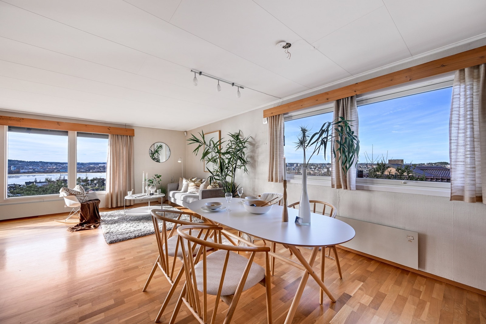 Boligen Kombinerer stuen og spisestue på en elegant måte. Galleribilde