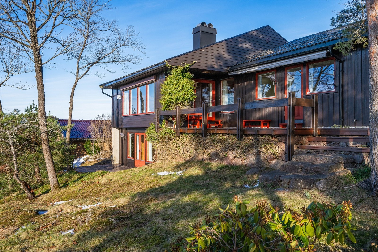 Velholdt bolig med store vindusflater og naturlig tilknytning til tomt og terreng. Galleribilde