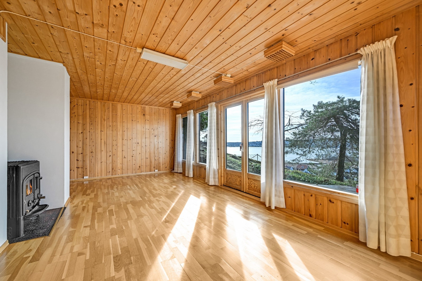 Her får du en stue med en flott kombinasjon av varme materialer og høyt lysinnslipp. Galleribilde