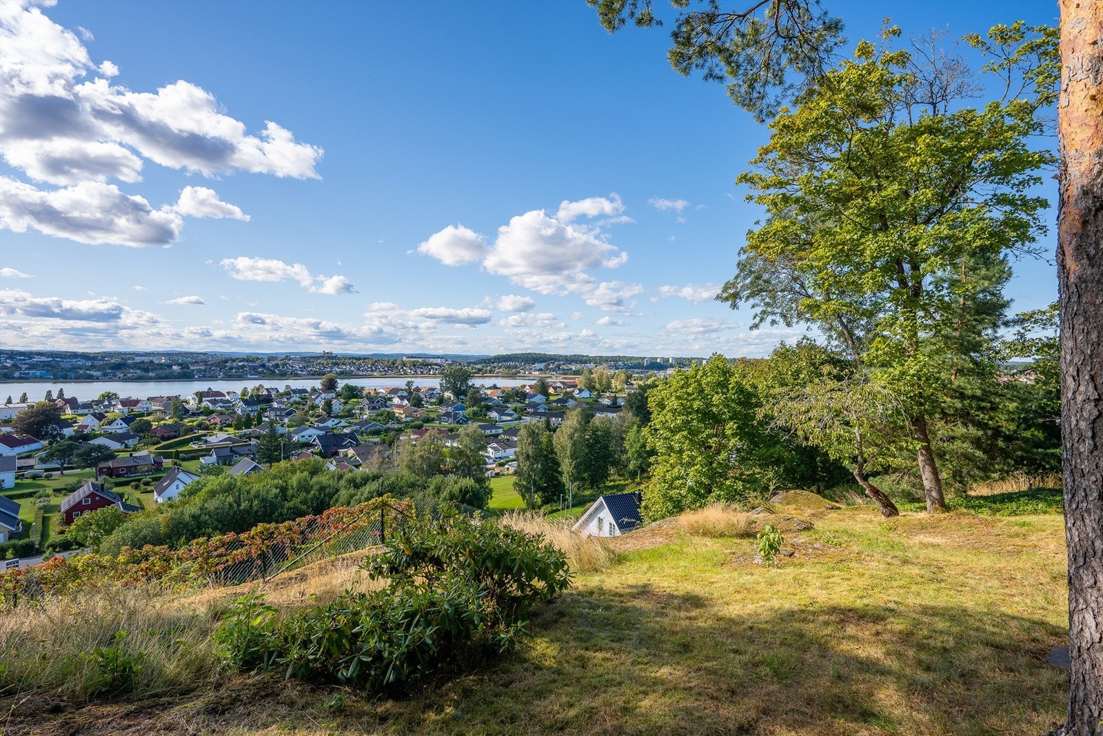 Naturtomt med åpne flater og utsyn - god plass og flotte muligheter. Galleribilde