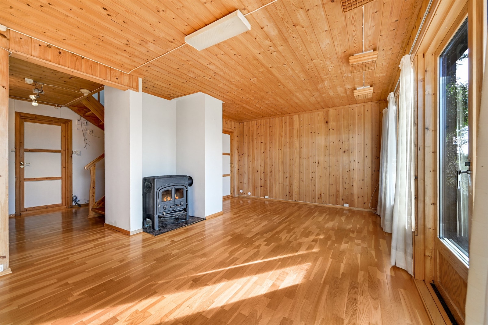 Den generøse gulvplassen gjør det enkelt å møblere etter egne ønsker og behov. Galleribilde