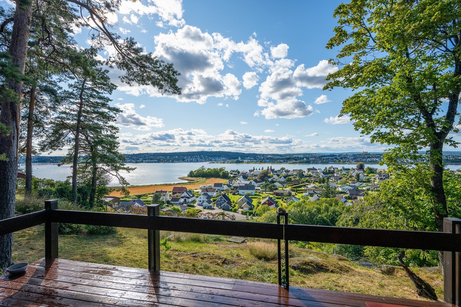 Vidstrakt utsyn over sjøen og nærområdet - en av eiendommens klare kvaliteter. Galleribilde
