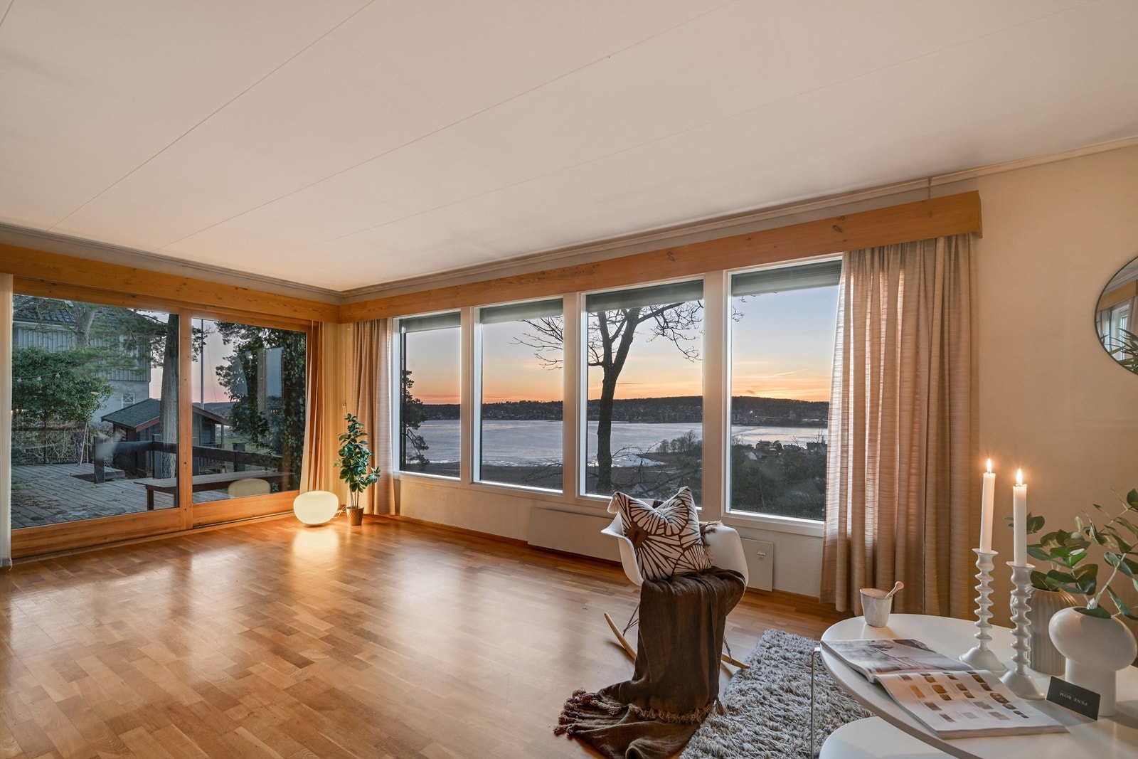 Åpent og lyst oppholdsrom der utsikten får spille hovedrollen Galleribilde