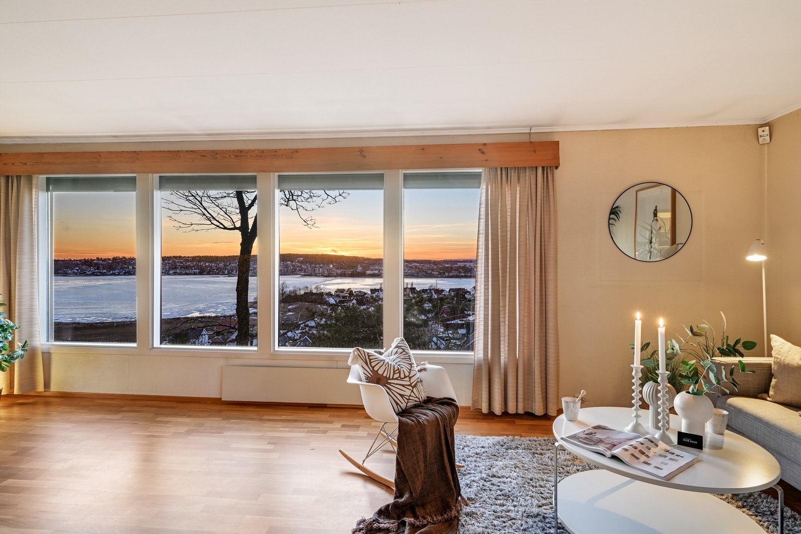 Stue med karakter, sjel og et utsyn som setter stemningen. Galleribilde