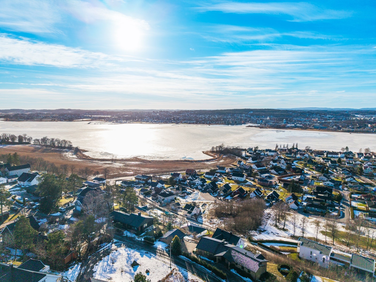 Høyt og frittliggende beliggenhet med storslått utsyn over fjorden og Råel-området. Galleribilde