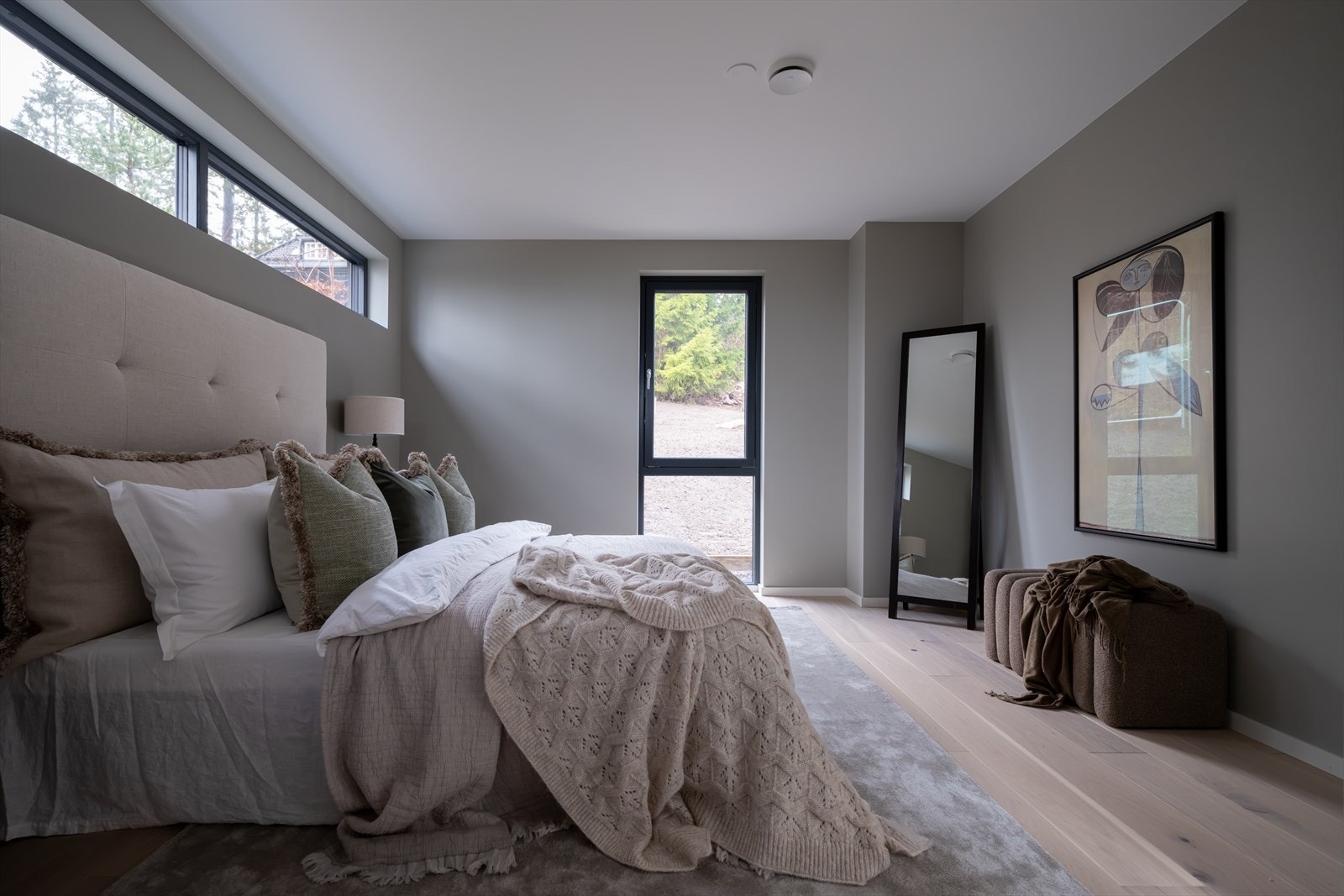 Tre soverom i 1.etg. Bildet viser hovedsoverom som har adkomst til eget bad Galleribilde