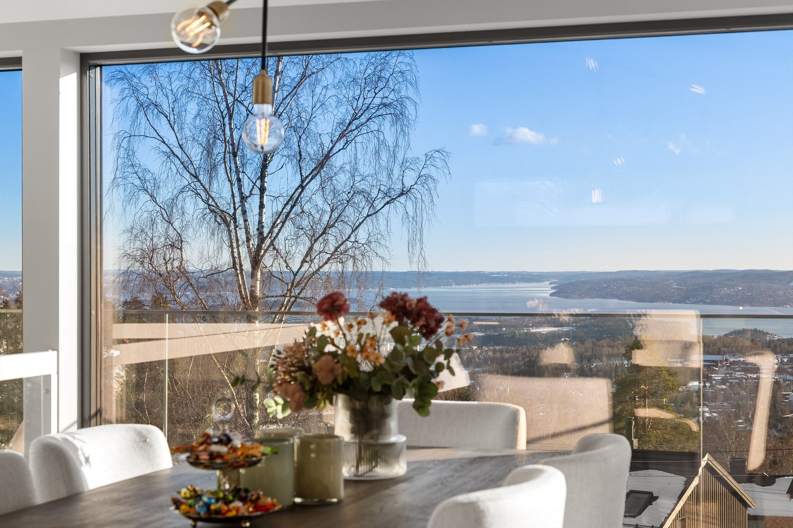 Stor og flott enebolig med vakker utsikt over fjorden og byen Galleribilde