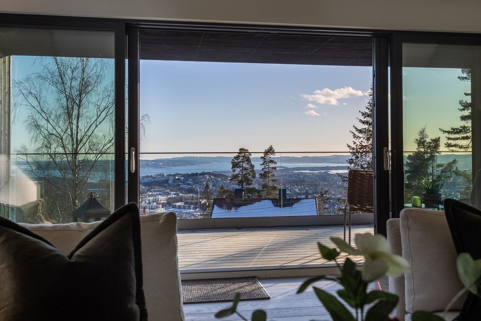 Eiendommen ligger solrikt og høyt, i et særdeles naturskjønt område i Voksenlia Galleribilde