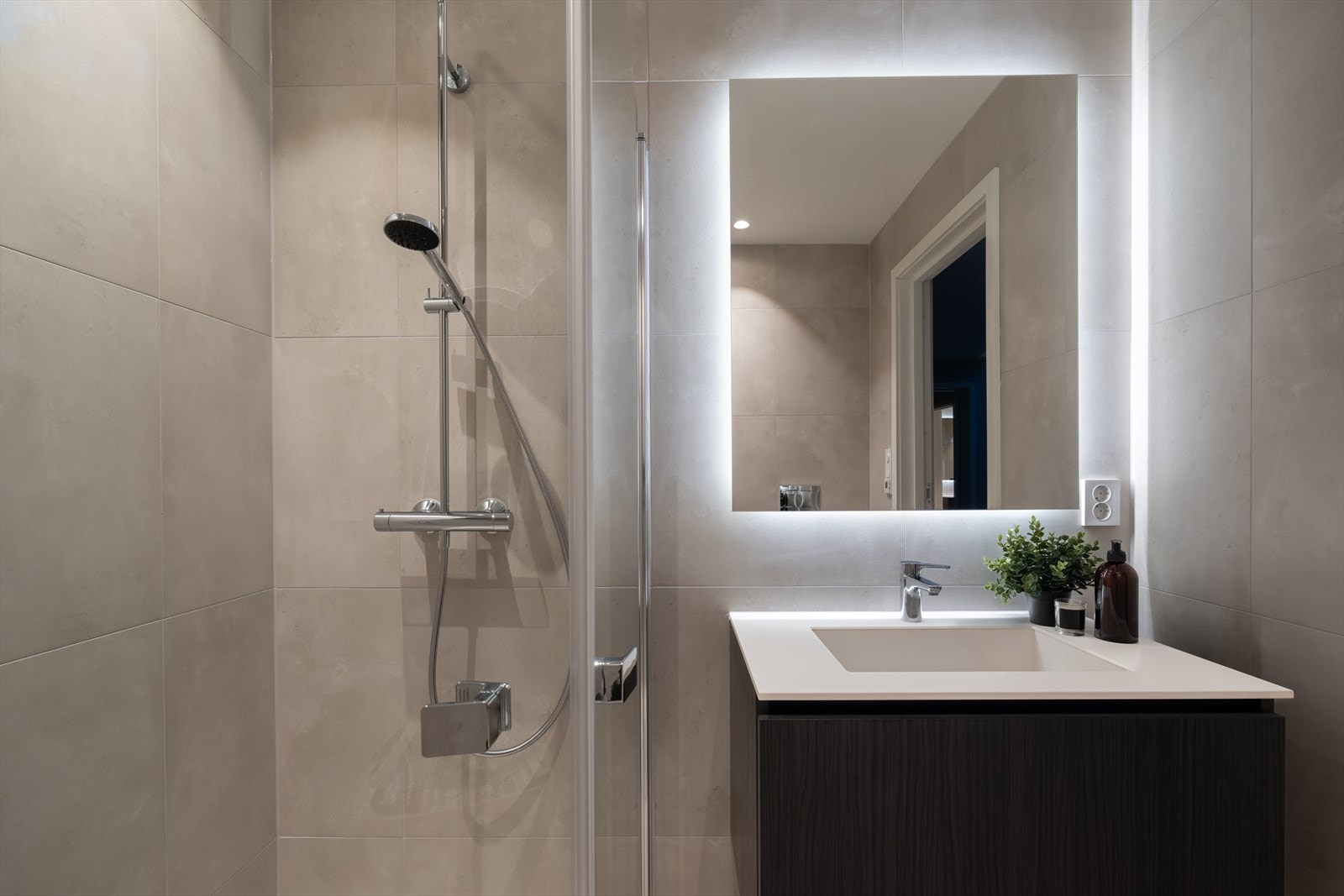 Baderom har fliser på gulv og vegg Galleribilde