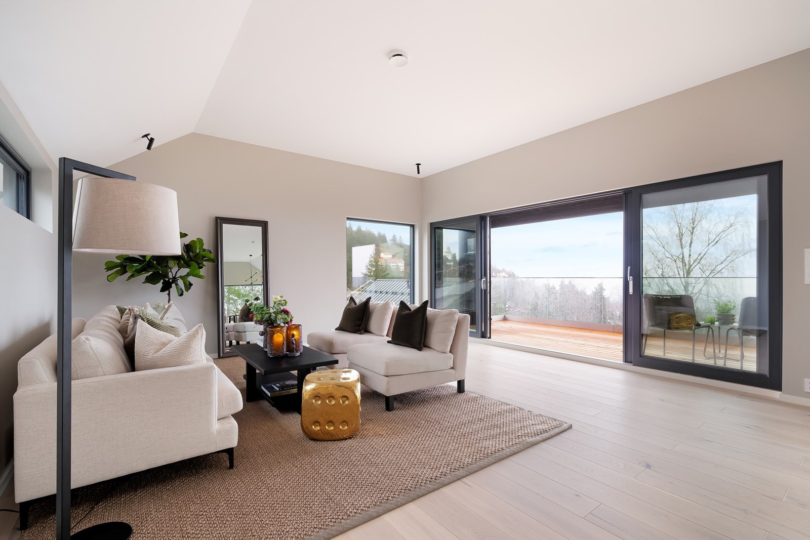 Utgang til balkong på ca. 20 m2 Galleribilde