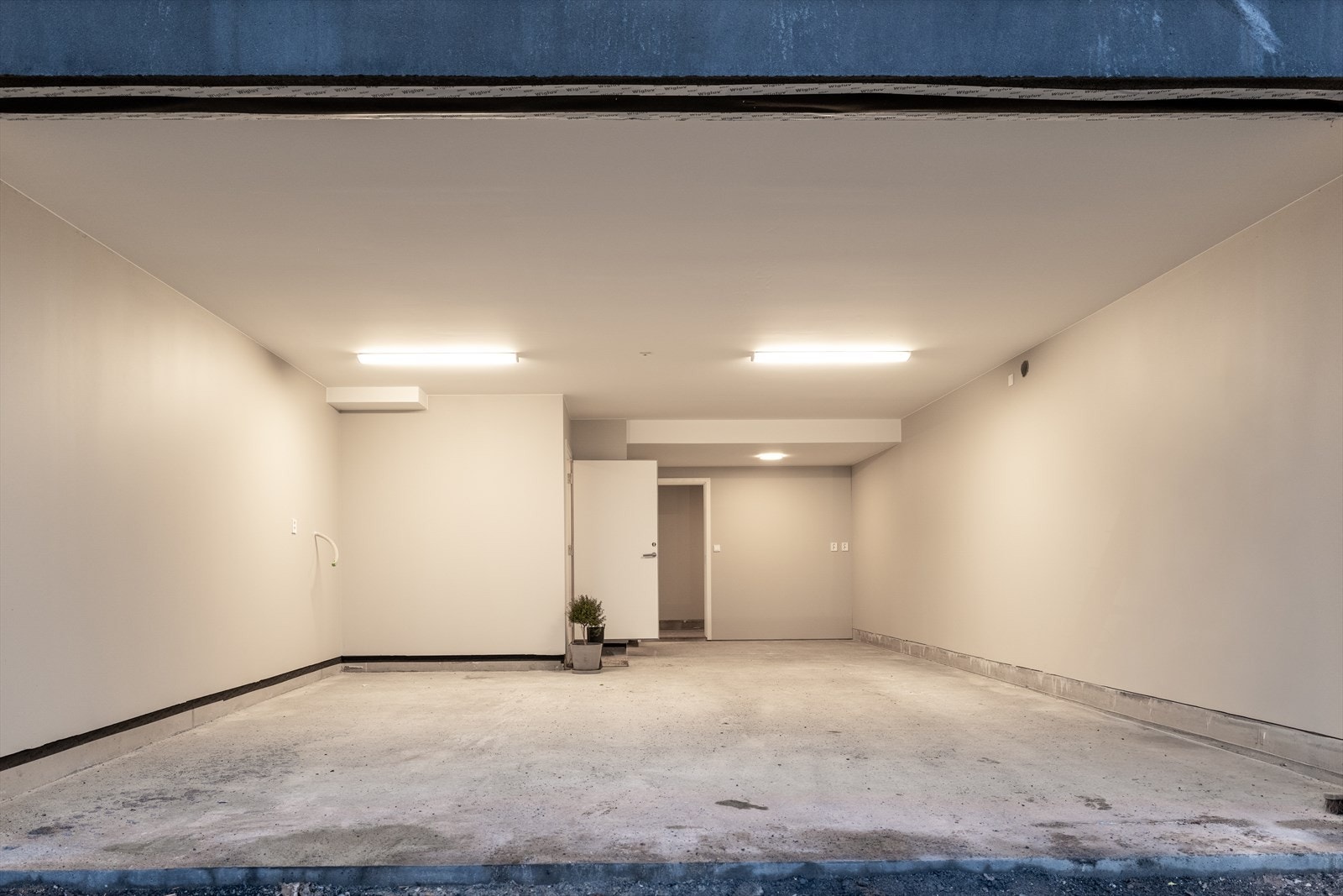 Dobbelgarasje med smørebod, sykkelparkering og direkte inngang til huset Galleribilde