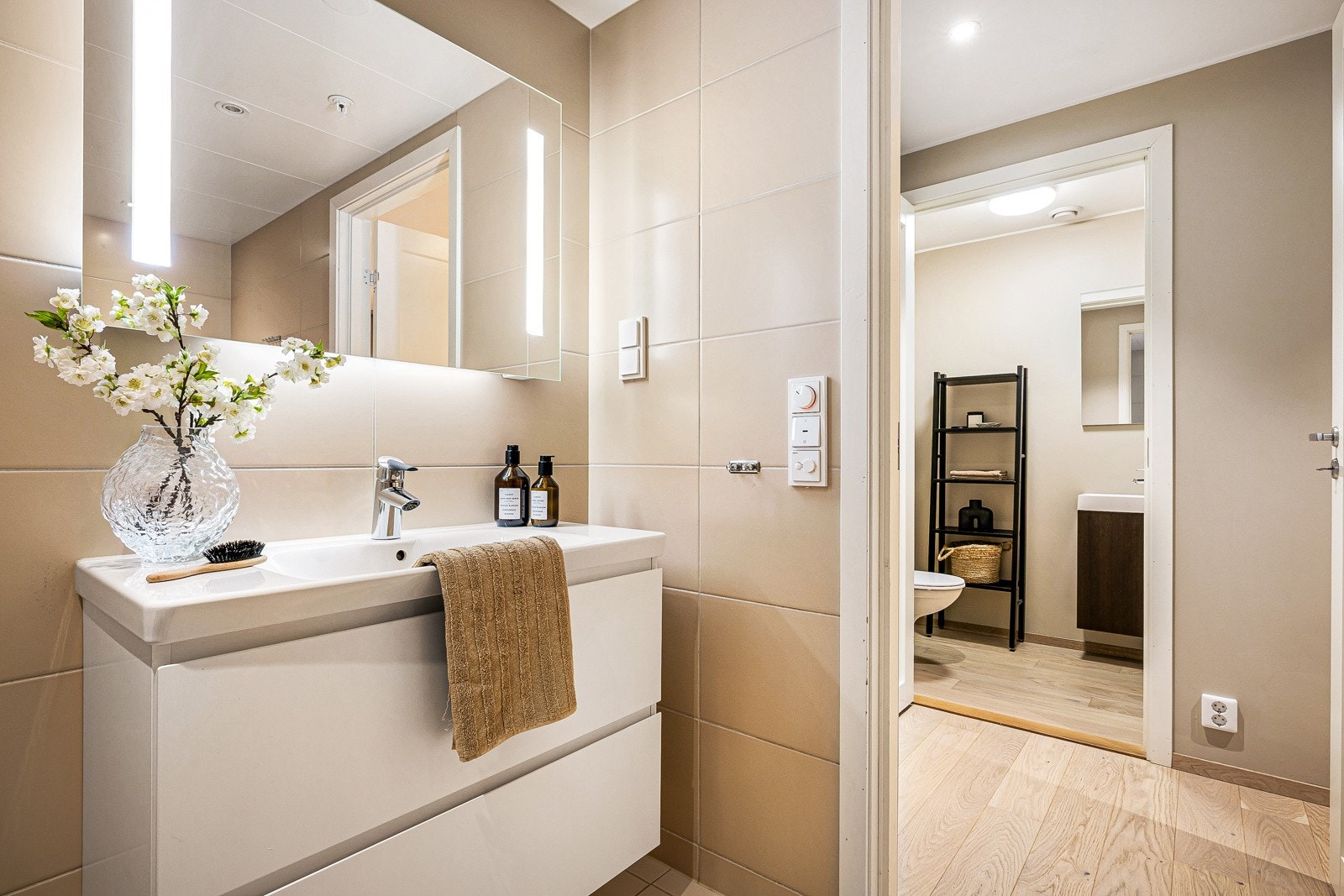 Moderne innredning og klassiske farger på bad Galleribilde