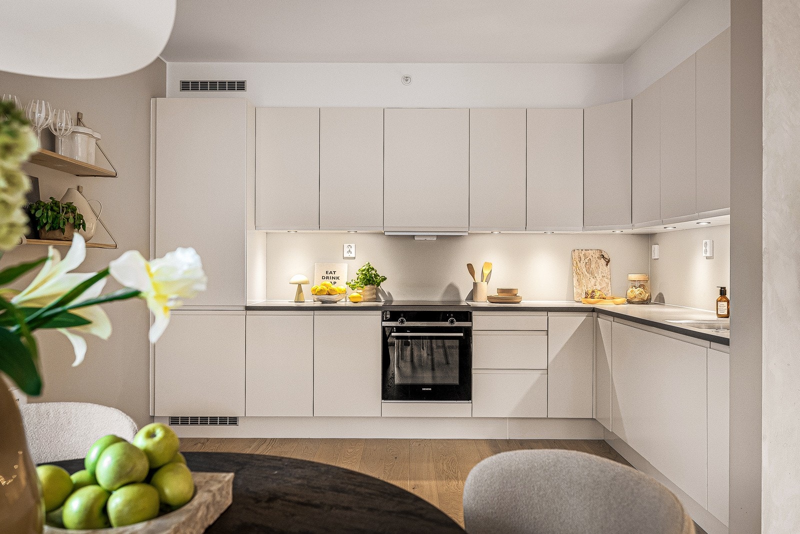 HTH kjøkkeninnredning med glatte fronter og laminart benkeplate Galleribilde