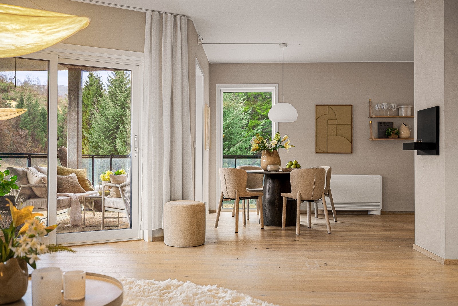 Kjøkken ligger naturlig avdelt fra stue Galleribilde